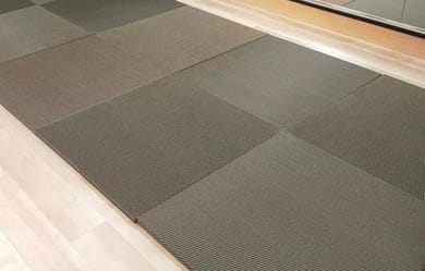 置き畳82cm✕82cm✕3cm　10枚
無料でレンタル品ですが、ご利用の方は事前の予約が必要です。