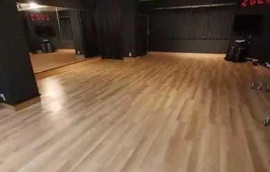 落ち着きのある内装
スタジオ内はロボット掃除機が可動しているので常に清潔です！