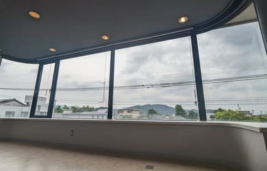 壁一面の大きな窓で自然光がたっぷり差し込む開放的な空間