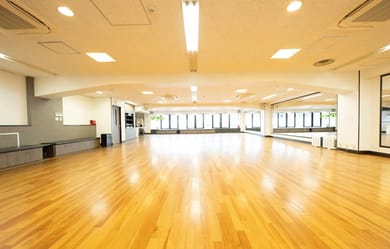 最大収容人数は50名(着席80名)と、個人利用から団体利用まで柔軟に対応可能です