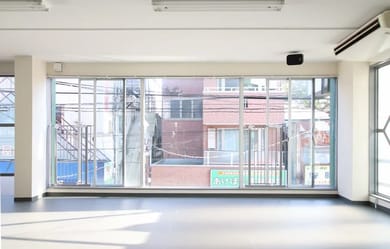 日中は光が差し込み明るい中スタジオをご利用いただけます。