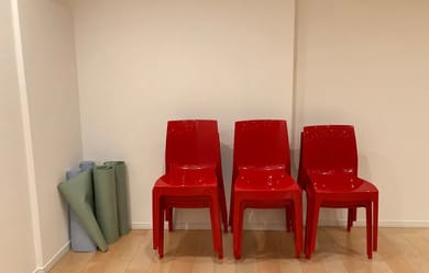 椅子とヨガマットレンタル可能。
ヨガマットご利用の際は