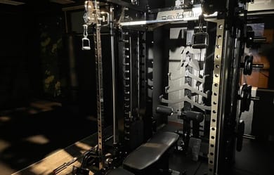 お洒落なプライベート空間で本格トレーニングを/パーソナルジムBE-JYUの室内写真