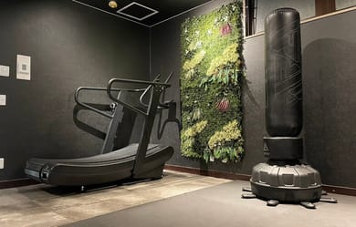 自走式ランニングマシンでの有酸素運動や、サンドバッグを使ったストレス発散トレーニングも可能/パーソナルジムBE-JYUの室内写真