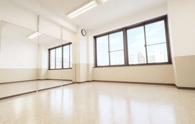 窓から光が差し込む明るい空間♪/スタジオミンスタの室内写真