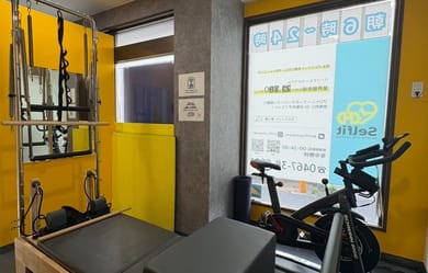 【個室ピラティス・有酸素ルーム】

ハーフタワーリフォーマー　1台完備
スパインコレクター
ボックス
ジャンプボード
SCHWINNスピンバイク　1台完備
ダンベルセット　1-3kg
ヨガマット
バランスボール
モニター
ネット視聴可