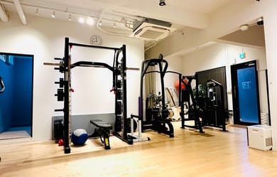 スミスマシン、バーベルでのフリーウェイトトレーニングも可能となっております。