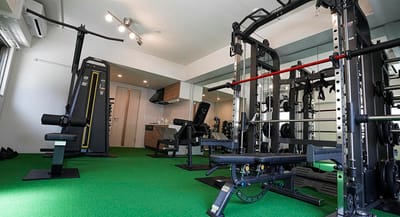 EVOLGEAR製のスミスマシン、ラットプル＆ロングプル、
グルートメーカー、ダンベルセットなど最新設備導入、シャワー完備!