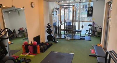 JR、地下鉄　恵比寿駅、地下鉄　広尾駅から　徒歩約12分程度の隠れ家的なこんじっまりな、お洒落なマンションのGYMでいい感じです。

周りには、有名飲食店も多数あり、ワクワクしますよ。