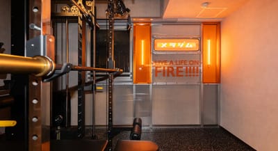 オレンジのネオンライトが空間を照らし、モチベーション高くトレーニングしていただけます🔥