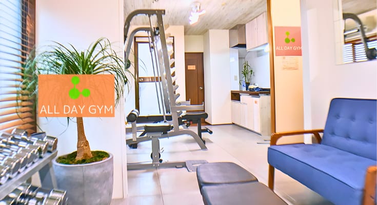 オールラバーフロア、スミスマシン、ケーブルマシン、固定式ダンベルなどご用意