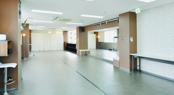 広さ60㎡の明るく開放的なスタジオです。自然光がたっぷり入り、片面の壁に設置された4枚の大型ミラーにより、ダンスやヨガレッスンなどのご利用に最適な環境を提供します。