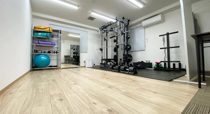 白い壁と木目調の床で温かみのある空間は、明るく開放的で、清潔感にあふれています。