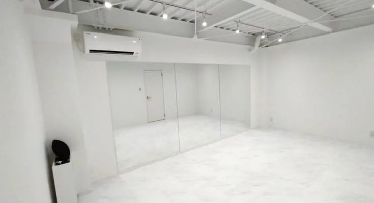 白を基調とした清潔感あふれる内装。完全個室で、ヨガやダンス練習、撮影に最適な環境です！