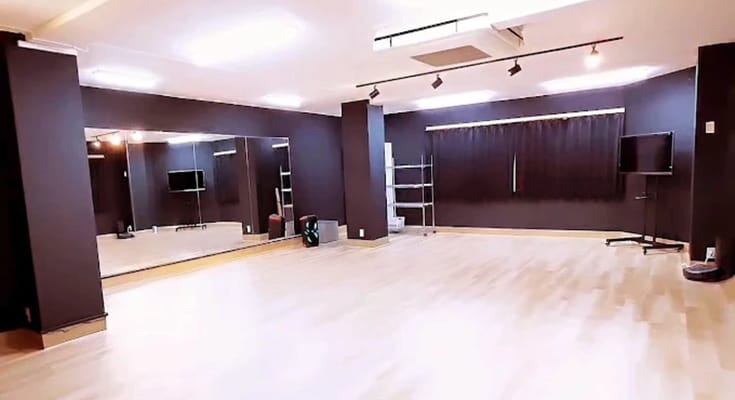 広いスペースと大きな鏡が特徴的なスタジオです。
ダンススタジオとしてご利用いただけます！