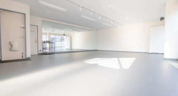 白を基調とした清潔感のあるスタジオです