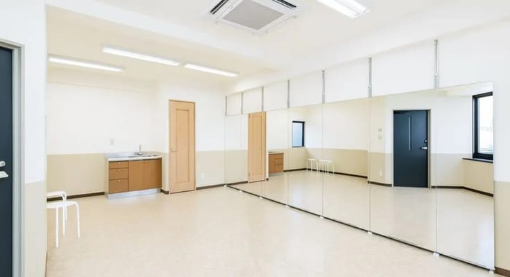 鏡の横幅は4.8mあります。内装も綺麗で過ごしやすい空間！/スタジオミンスタの室内写真