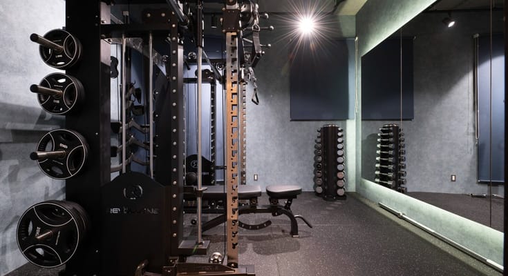 オールインスミスマシーンで全身トレーニング出来ます。大きな鏡が御座いますのでフォームチェックも完璧です。