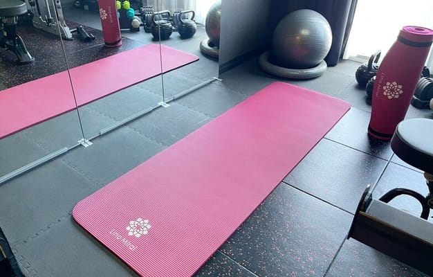ヨガやストレッチも可能です。トレーニング後のケアも万全。