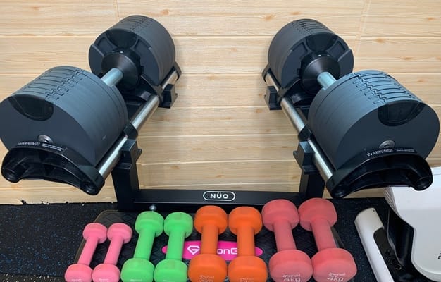 【純正品】NUO社製のフレックスベル2~32kg(2kg刻み)
可変式のダンベルです。グリップをねじると重量変更できます。カラーダンベルは1~4kg