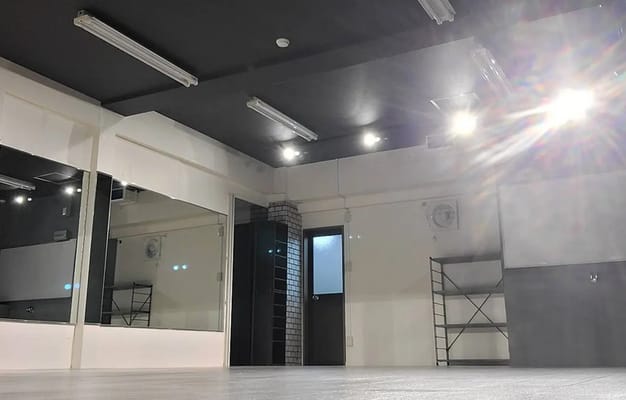 壁面の柱がアクセントのシンプルなインテリア。無駄のない設計で使いやすさを重視。