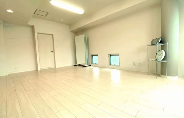 窓が２面にあるため、自然光の気持ち良いスタジオです。