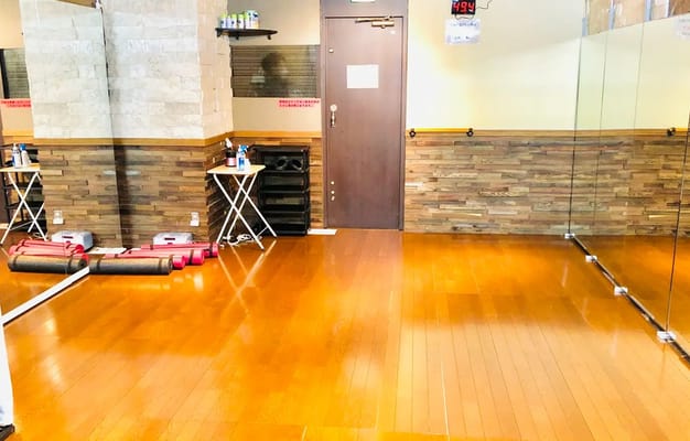  Lush川崎は24時間営業しており、早朝や深夜の利用も可能です。ダンスだけでなく、ヨガ、ピラティス、空手や合気道など、幅広い用途での利用が可能な多目的スタジオです。