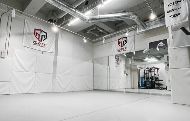 広々とした清潔なスタジオは、キックボクシングやパーソナルトレーニングに最適な環境を提供します。
