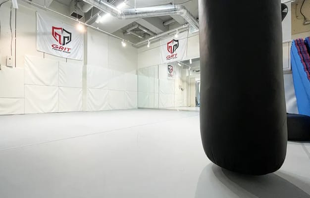 サンドバッグやトレーニングマットが揃った設備充実の空間。
