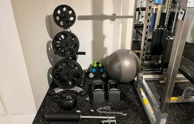 パワーラック、ダンベル、ケトルベルなど基本的な器具をご用意