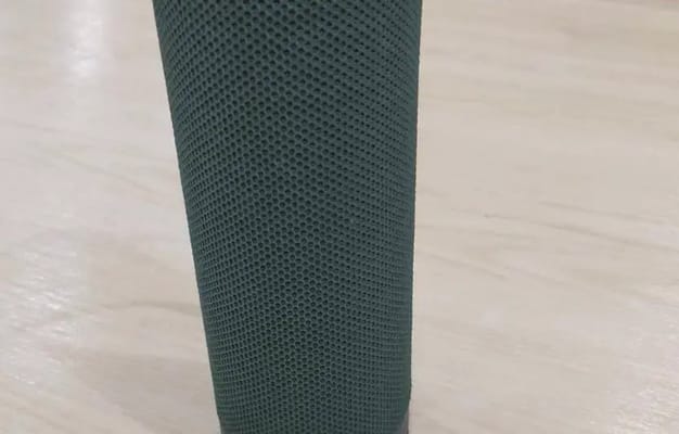 スタジオで使用されるスピーカーのクローズアップ。高品質の音響設備が整っています。
