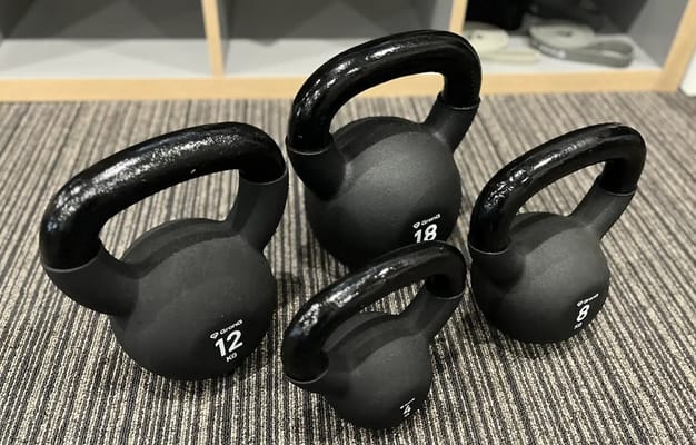 ケトルベル（4kg・8kg・12kg・18kg）を用意してある。