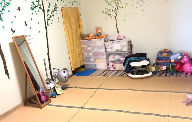 スタジオの奥にはバックスペースがあり、更衣室としての利用はもちろん、小さなお子様の休憩場所としてもご利用できます/レンタルスタジオ Waioliの室内写真