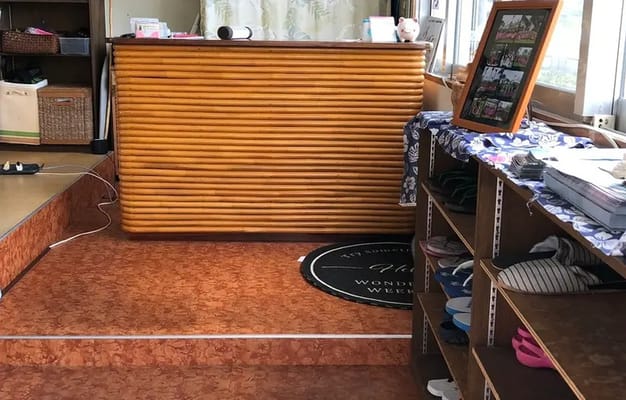 入り口を入ってすぐの場所にカウンター受付があります。/レンタルスタジオ Waioliの室内写真