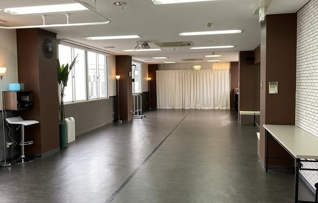 スタジオ内は落ち着いた色調で統一され、おしゃれな空間です。広々としていて開放感もあり、リラックスしてご利用いただける環境です