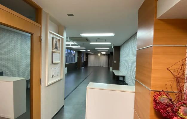 スタジオ入り口にはカウンターがあります。何かイベントをやっていただく際には受付としてお使いいただけます。