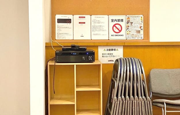 当スタジオでは、Bluetooth対応の音響機器や椅子の貸し出しサービスを提供しています。音響機器は、ワイヤレスで簡単に接続でき、クオリティの高い音楽や音声を楽しんでいただけます。これらの設備は、レッスンやイベント、ミーティングなど、さまざまな用途でご利用いただけます。