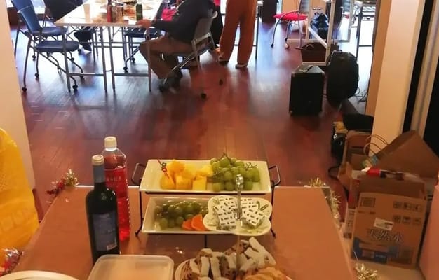 飲食可 / カルサロスタジオの室内様子