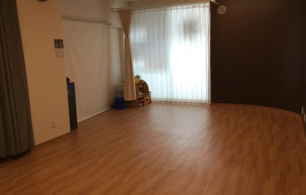 ご利用いただくスタジオ・カーテンでプライバシー保護もバッチリ/YOGA AMAの内観