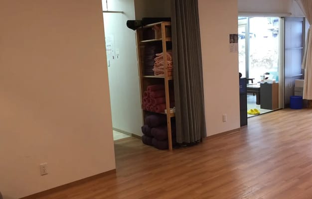 ご利用いただくスタジオ・カーテンを開けた状態の写真/YOGA AMAの内観