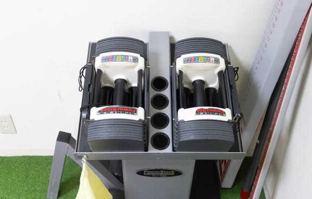可変式ダンベルは4.5kg～22.6kgまで調節可能/ ブラフトワークアウトスタジオの設備