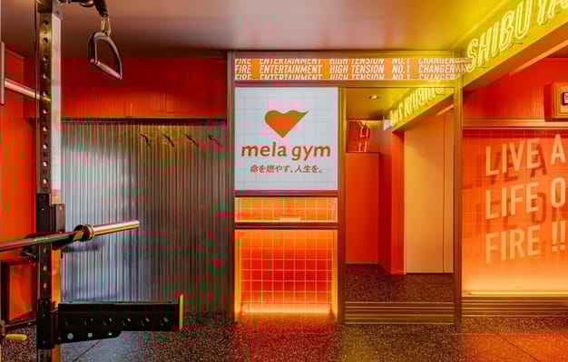 mela gymの特徴的なオレンジカラーは、活力とエネルギーを感じさせ、トレーニング中のモチベーションを自然と高めてくれます🔥