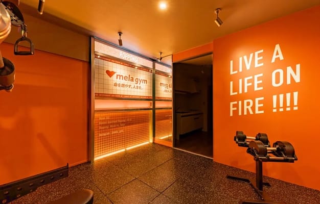 mela gymの特徴的なオレンジカラーは、活力とエネルギーを感じさせ、トレーニング中のモチベーションを自然と高めてくれます🔥