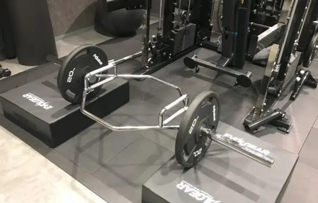 デッドリフト用ヘックスバーもあります。専用のマットを使用すれば振動も問題ありません。