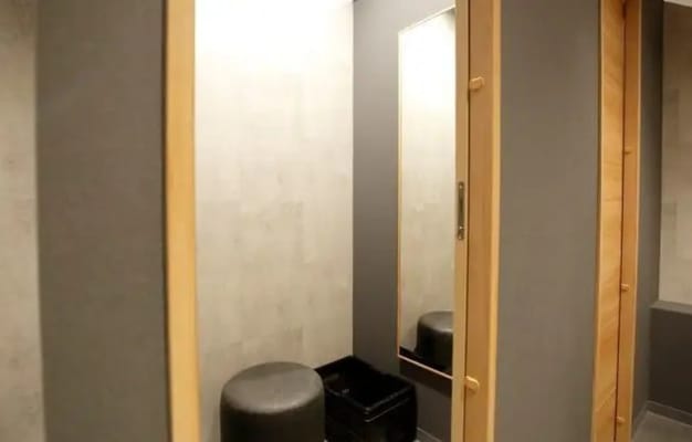 更衣室を２部屋完備。お客様の入れ替えもスムーズになります。