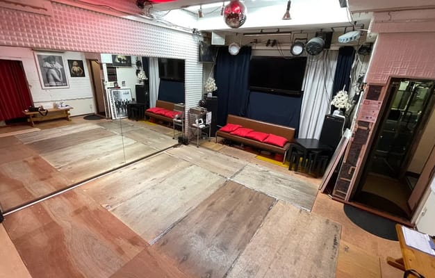 鏡や照明設備が備わったスタジオの反対側の視点。
