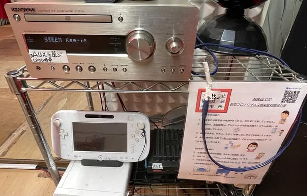 コンポーネントシステムやゲーム機が設置されている機材ラック。