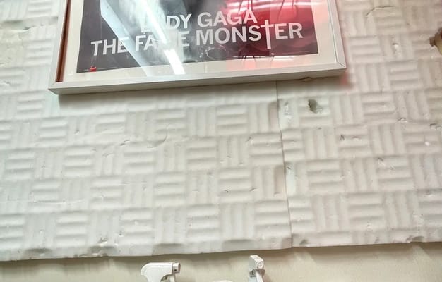 Lady Gagaのポスターが飾られた壁で、装飾が目を引きます。