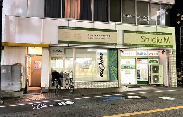 Studio Mの看板が目立つ建物の外観で、通り沿いに位置しています。