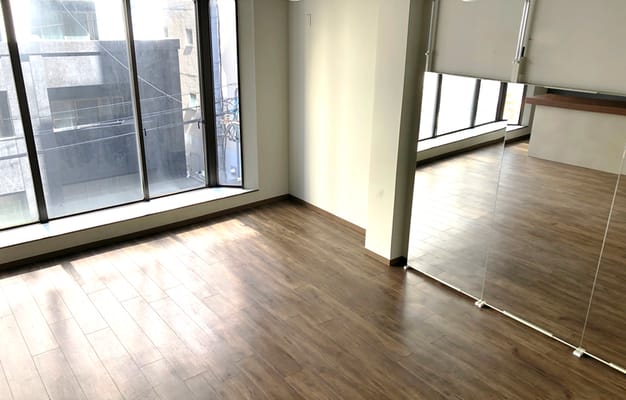 高い天井でのびのび体を動かせます！レンタルスタジオULTRA 本町店。